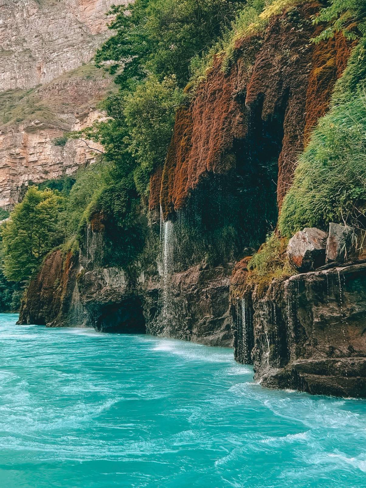 Плачущие скалы